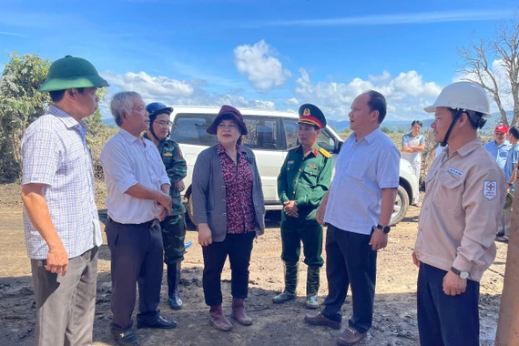 Phó Bí thư Thường trực Tỉnh ủy Rah Lan Chung kiểm tra công tác khắc phục hậu quả bão số 13