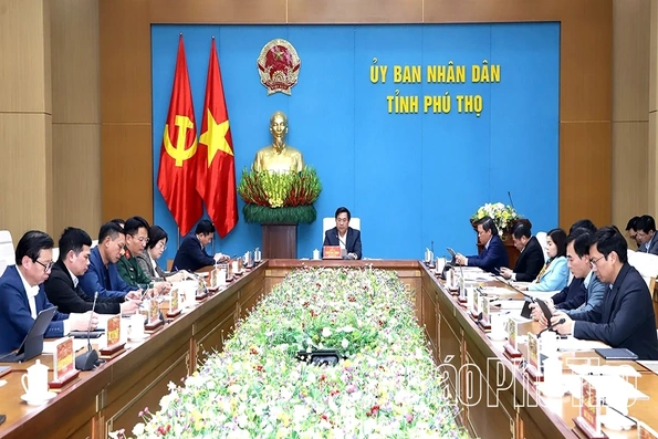 Chủ tịch UBND tỉnh Trần Duy Đông nghe báo cáo nhiệm vụ trọng tâm trước, trong và sau Tết Nguyên đán Bính Ngọ