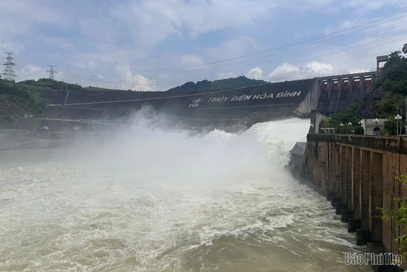 Mở tiếp 1 cửa xả đáy hồ thuỷ điện Hoà Bình vào hồi 20h00' ngày 13/8