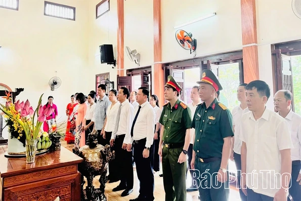 Dâng hương tại Khu di tích lưu niệm Chủ tịch Hồ Chí Minh