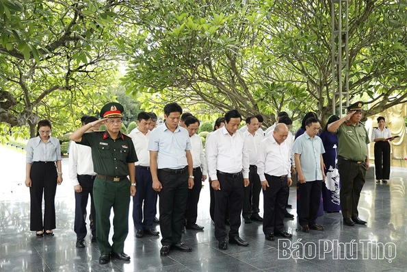 Đoàn đại biểu Phú Thọ viếng nghĩa trang liệt sĩ tại tỉnh Điện Biên