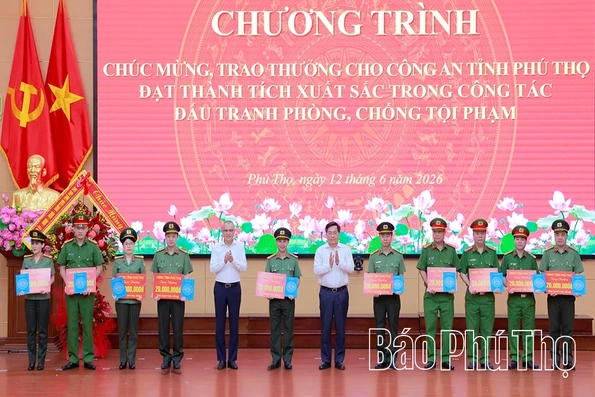 Chúc mừng và trao thưởng cho Công an tỉnh Phú Thọ có thành tích xuất sắc trong công tác đấu tranh phòng, chống tội phạm