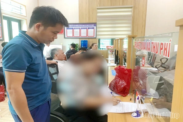 Cán bộ Trung tâm Phục vụ hành chính công xã Võ Miếu nhặt được 400 triệu đồng, trả lại người đánh rơi