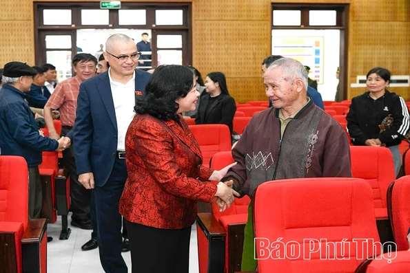 Chủ tịch Ủy ban Trung ương MTTQ Việt Nam Bùi Thị Minh Hoài tiếp xúc cử tri tại Đơn vị bầu cử số 5