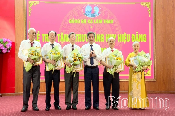 46 đảng viên xã Lâm Thao được trao tặng, truy tặng Huy hiệu Đảng đợt 19/5