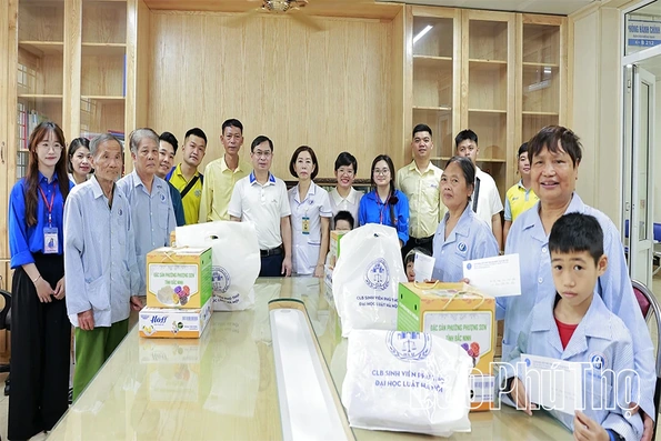 Chương trình “Dệt lụa yêu thương - Mười năm kết dáng”