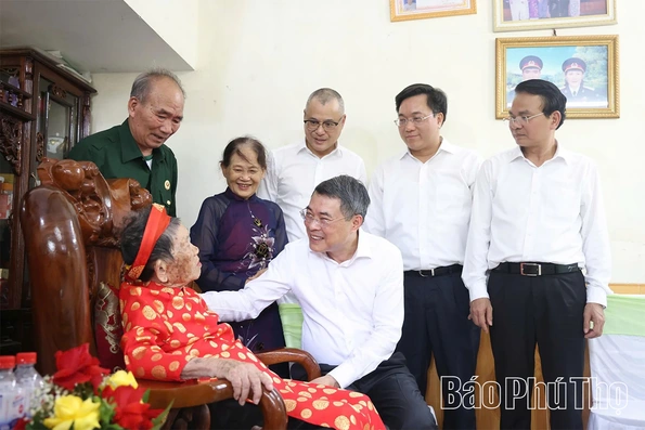 Thủ tướng Chính phủ Lê Minh Hưng thăm, tặng quà gia đình chính sách tại tỉnh Phú Thọ