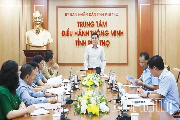 Phó Chủ tịch UBND tỉnh Vũ Việt Văn nghe báo cáo một số dự án phát triển đô thị, nhà ở