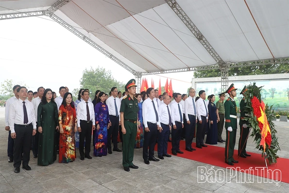 Lãnh đạo Tỉnh ủy, HĐND, UBND, Ủy ban MTTQ tỉnh dâng hương tưởng niệm các Anh hùng liệt sĩ