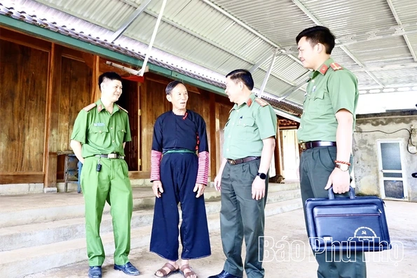 Người có uy tín tham gia giữ bình yên trên bản Thung Mặn