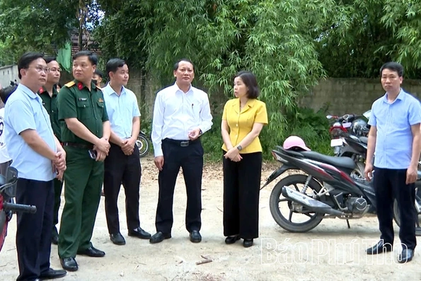 Thăm hỏi, động viên và hỗ trợ 5 gia đình học sinh bị đuối nước 100 triệu đồng