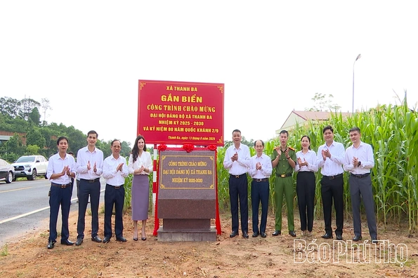 Thanh Ba gắn biển công trình chào mừng Đại hội Đảng