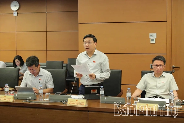 Đại biểu Quốc hội tỉnh Phú Thọ thảo luận tại tổ về một số dự án luật 