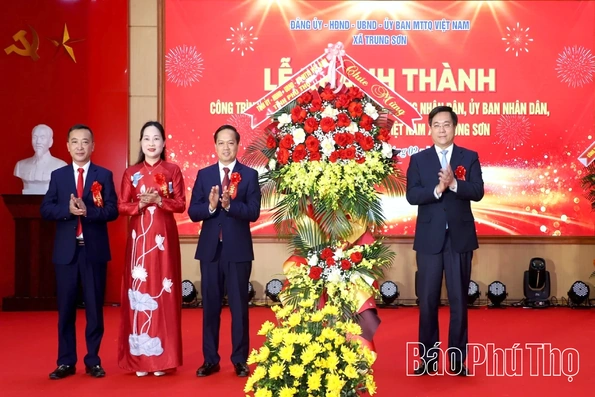 Chủ tịch UBND tỉnh Trần Duy Đông cắt băng khánh thành trụ sở làm việc của xã Trung Sơn