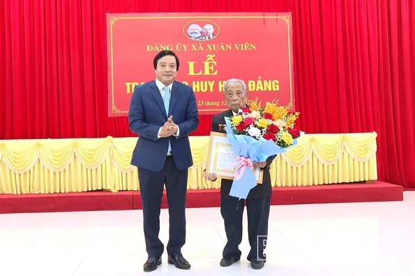 Đồng chí Nguyễn Mạnh Sơn, Phó Bí thư Tỉnh ủy trao H uy hiệu 80 năm tuổi Đảng cho đảng viên Đinh Trung Viên