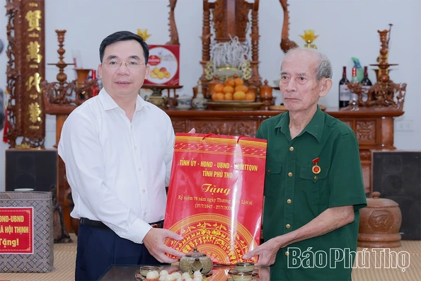 Phó Bí thư Tỉnh ủy Bùi Huy Vĩnh thăm, tặng quà thương binh, thân nhân liệt sĩ