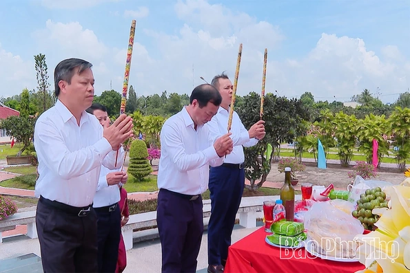 Phó Bí thư Thường trực Tỉnh ủy Bùi Văn Quang dâng hương các anh hùng liệt sĩ tại An Giang
