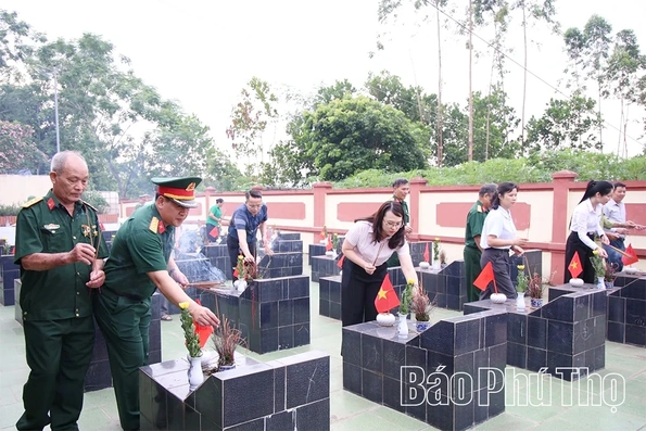 Xã Dân Chủ dâng hương tưởng niệm các anh hùng liệt sĩ, triển khai lấy mẫu hài cốt phục vụ giám định ADN