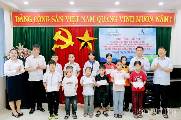 Trao học bổng cho trẻ em có hoàn cảnh đặc biệt khó khăn