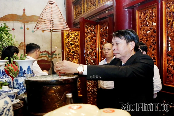 Đoàn đại biểu dự Đại hội Thi đua yêu nước dâng hương tưởng niệm các Vua Hùng