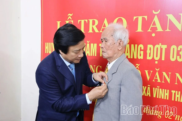 Phó Bí thư Tỉnh ủy Nguyễn Mạnh Sơn trao Huy hiệu 80 năm tuổi Đảng cho đảng viên Đỗ Văn Năng