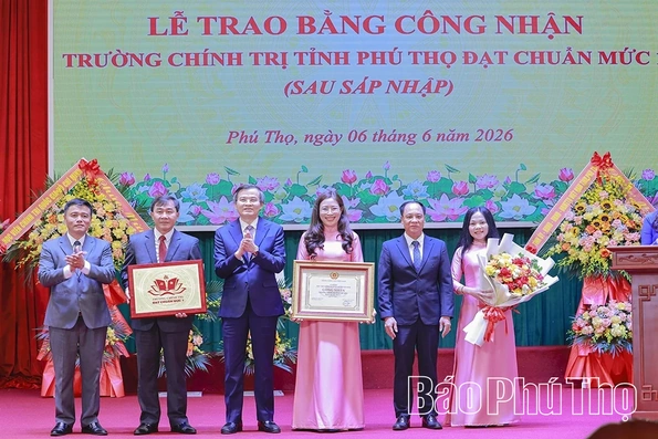Lễ trao Bằng công nhận Trường Chính trị tỉnh Phú Thọ đạt chuẩn mức 1 sau sáp nhập