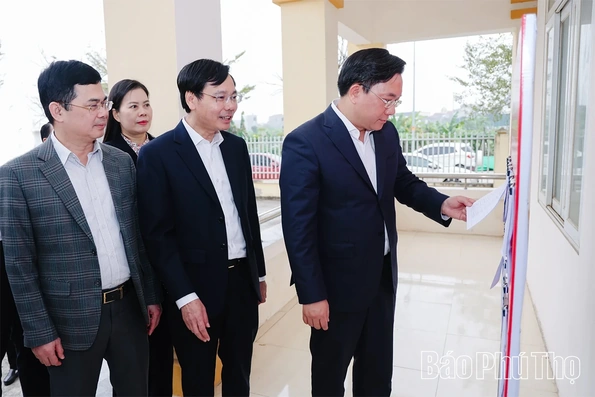 Chủ tịch UBND tỉnh Trần Duy Đông kiểm tra công tác chuẩn bị bầu cử tại phường Vĩnh Phúc và Vĩnh Yên