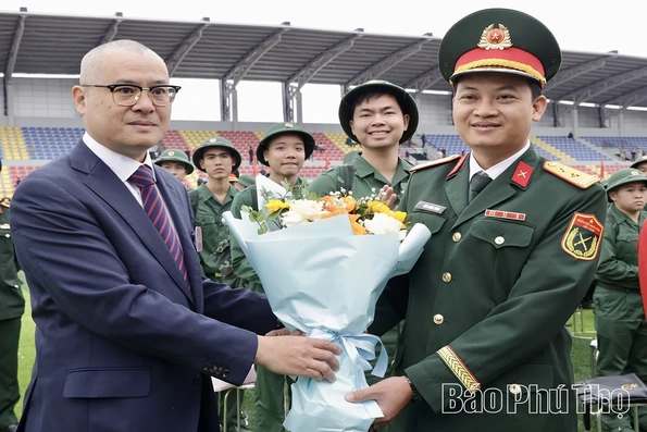 Bí thư Tỉnh ủy Phạm Đại Dương động viên tân binh nhập ngũ tại điểm giao nhận quân số 1, khu vực phòng thủ 4 - Vĩnh Yên