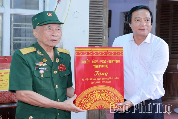 Phó Bí thư Tỉnh ủy Nguyễn Mạnh Sơn thăm, tặng quà người có công, gia đình chính sách tại xã Hạ Hoà
