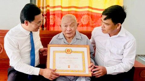 Trao tặng, truy tặng 1.070 Huy hiệu Đảng cho đảng viên dịp Cách mạng Tháng Mười Nga