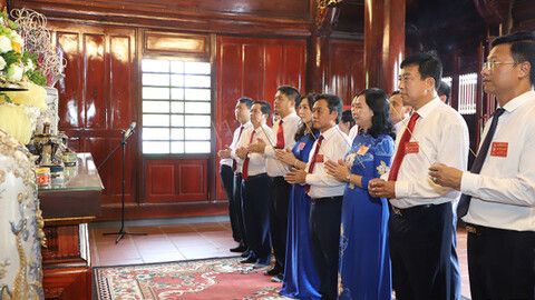 Đoàn Đại biểu Đảng bộ Các cơ quan Đảng tỉnh dâng hương báo công trước thềm đại hội