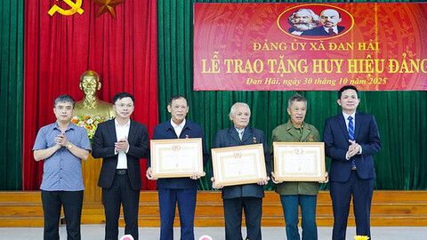 Các địa phương trao tặng huy hiệu Đảng