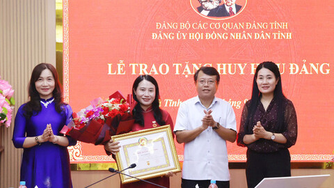 Trao tặng Huy hiệu 30 năm tuổi Đảng cho đảng viên thuộc Đảng bộ HĐND tỉnh