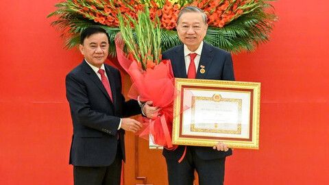 Trao Huy hiệu 45 năm tuổi đảng tặng đồng chí Tổng Bí thư Tô Lâm