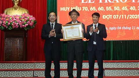 Đảng bộ phường Thành Sen trao Huy hiệu Đảng cho 96 đảng viên