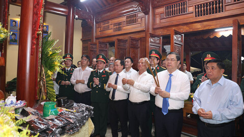 Phó Thủ tướng Thường trực Chính phủ dâng hương tại Khu di tích lịch sử Bãi Dừa