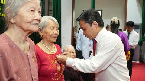 Trao Huy hiệu Đảng cho đảng viên dịp kỷ niệm Quốc khánh 2/9