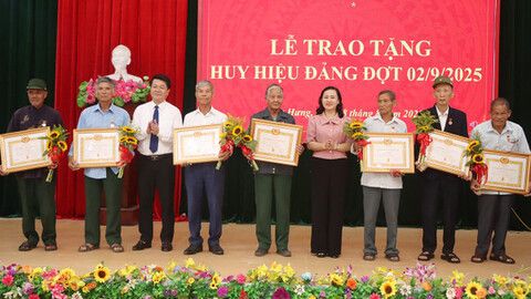 Các địa phương trao tặng huy hiệu Đảng dịp 2/9
