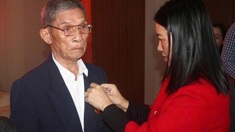 Các địa phương trao huy hiệu Đảng dịp Cách mạng Tháng Mười Nga