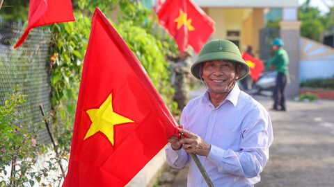 Góc phố, đường quê rực rỡ cờ hoa chào mừng ngày hội lớn của tỉnh nhà