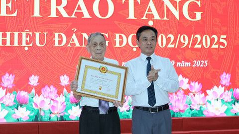 Phó Bí thư Thường trực Tỉnh ủy trao Huy hiệu Đảng cho các đảng viên ở xã Thạch Hà