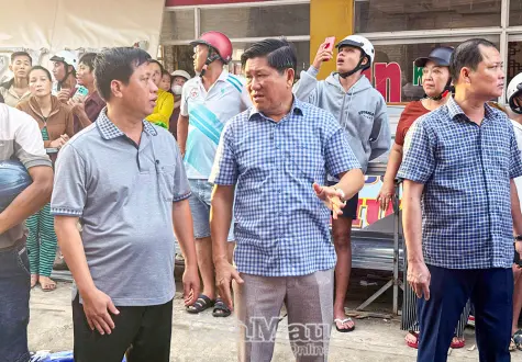 Phó Chủ tịch UBND tỉnh trực tiếp chỉ đạo chữa cháy tại Năm Căn