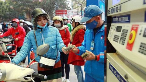 Giá xăng tăng, dầu giảm