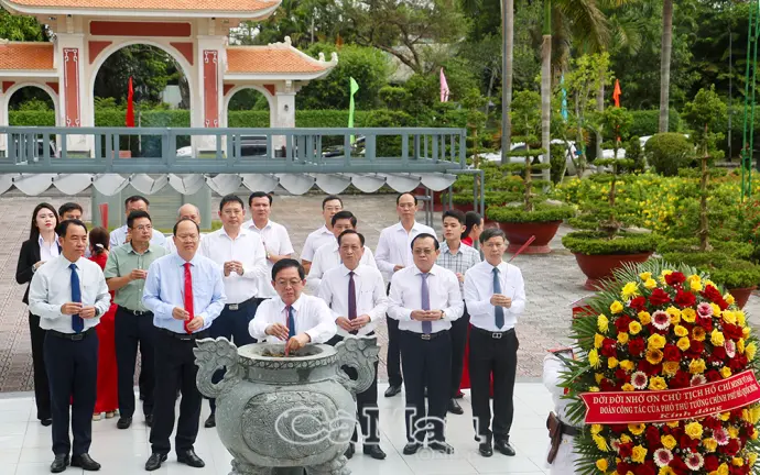 Phó Thủ tướng Chính phủ Hồ Quốc Dũng viếng Khu tưởng niệm Chủ tịch Hồ Chí Minh tại Cà Mau
