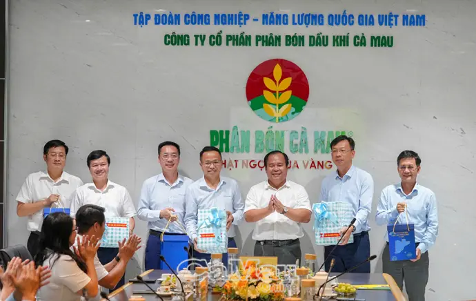 Lãnh đạo tỉnh Cà Mau thăm, chúc mừng doanh nghiệp