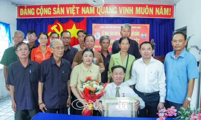Trao Huy hiệu Đảng đợt 19/5 cho các đảng viên lão thành