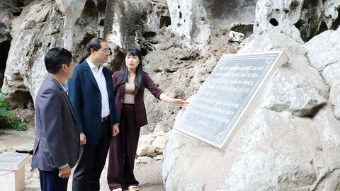 Đồng chí Bí thư Tỉnh ủy thăm di chỉ khảo cổ và trao nhà Đại đoàn kết tại xã Thần Sa