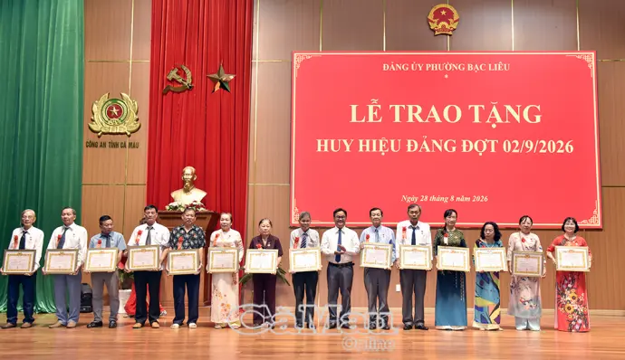 303 đảng viên phường Bạc Liêu vinh dự nhận Huy hiệu Đảng                        