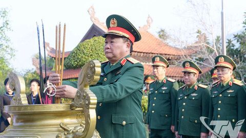 Đoàn đại biểu Quân ủy Trung ương - Bộ Quốc phòng về nguồn tại ATK Định Hóa