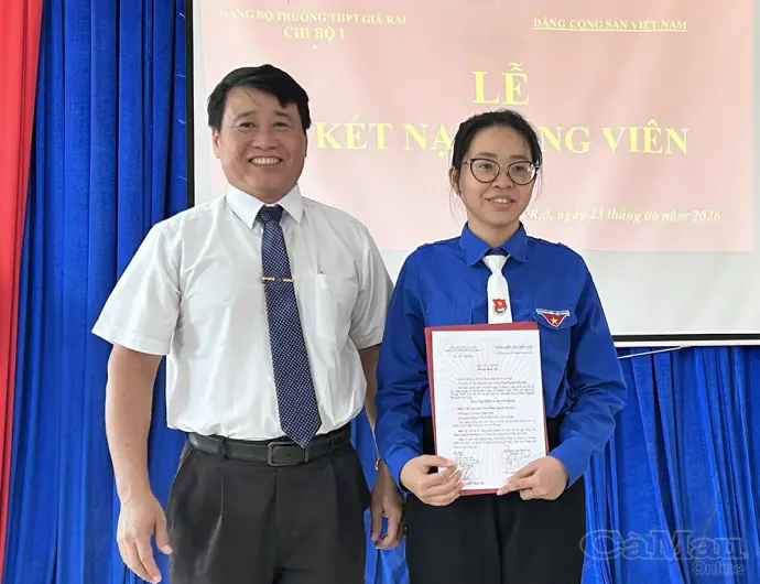 7 học sinh Trường THPT Giá Rai vinh dự đứng vào hàng ngũ của Đảng